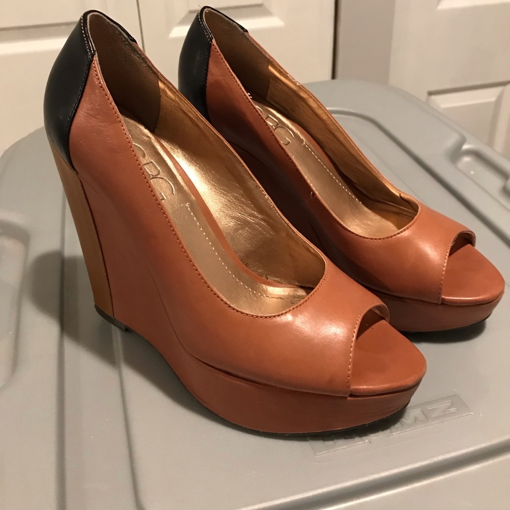 Tan/Black wedges